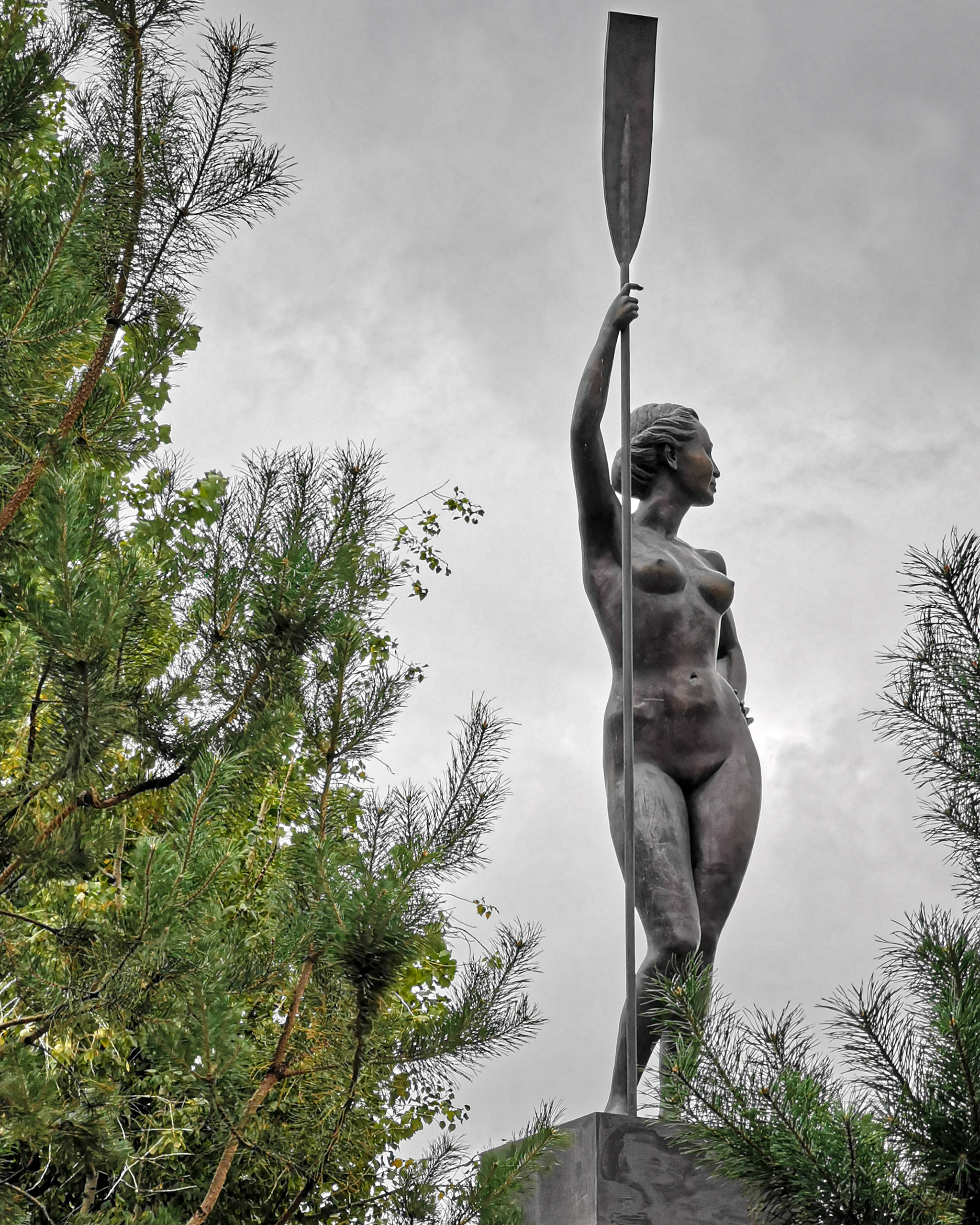 A girl with a paddle - My, The photo, Mobile photography, Monument, Sculpture, Landscape, Longpost