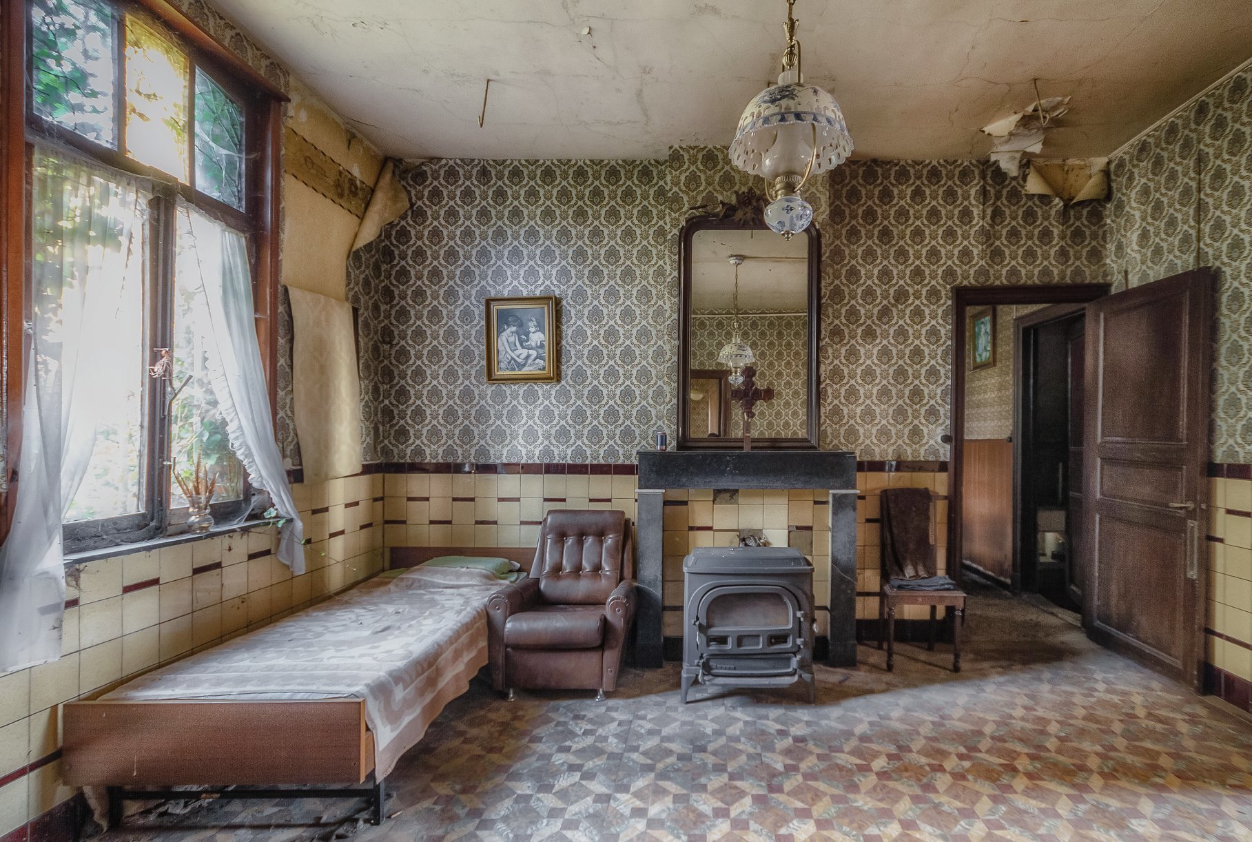 Abandoned house in Belgian countryside hid old furniture and leftover personal belongings from former owners - My, Urbanfact, Abandoned, Cast, Belgium, Old times, Architecture, Interior, Urbanism, , Urbanism, Tourism, All ashes, Longpost, Yandex Zen