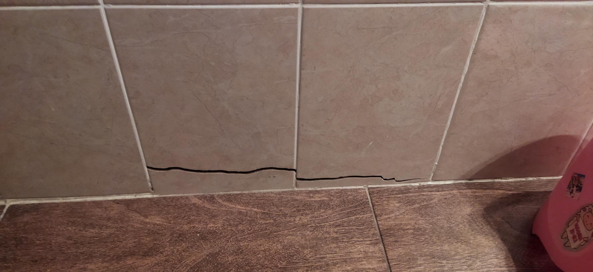 Where is the crack from? - My, House, Bricks, Question, Repair, Building, Longpost