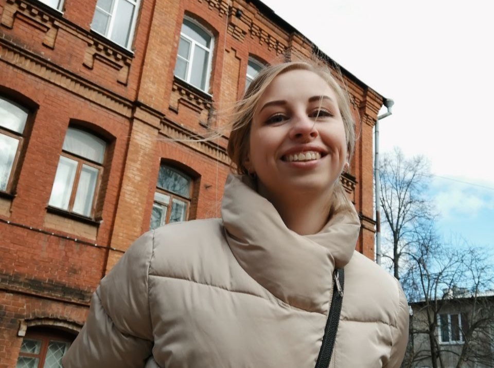 Девушка в Нижнем Новгороде залезла на полицейскую машину ради фото