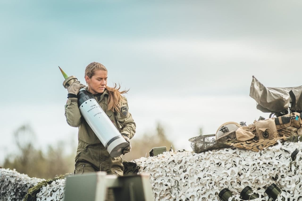 Nothing unusual, just a Norwegian tanker - Norway, Army, Tanks, Girls, The photo