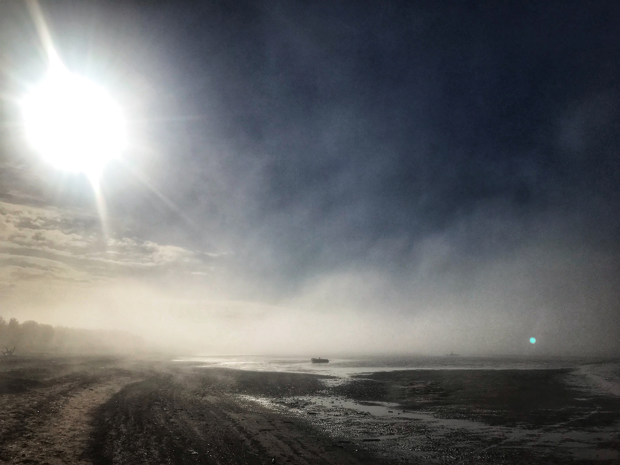 Серый пейзаж. Туманное солнце. Мгла стелится. Плещеево озеро туманы. Плещеево озеро зима туман.