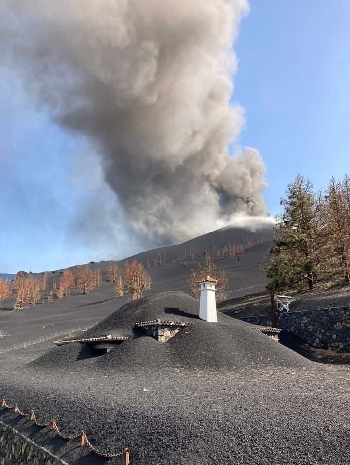 house next to the volcano - Canary Islands, House, Volcano, Ash, The photo