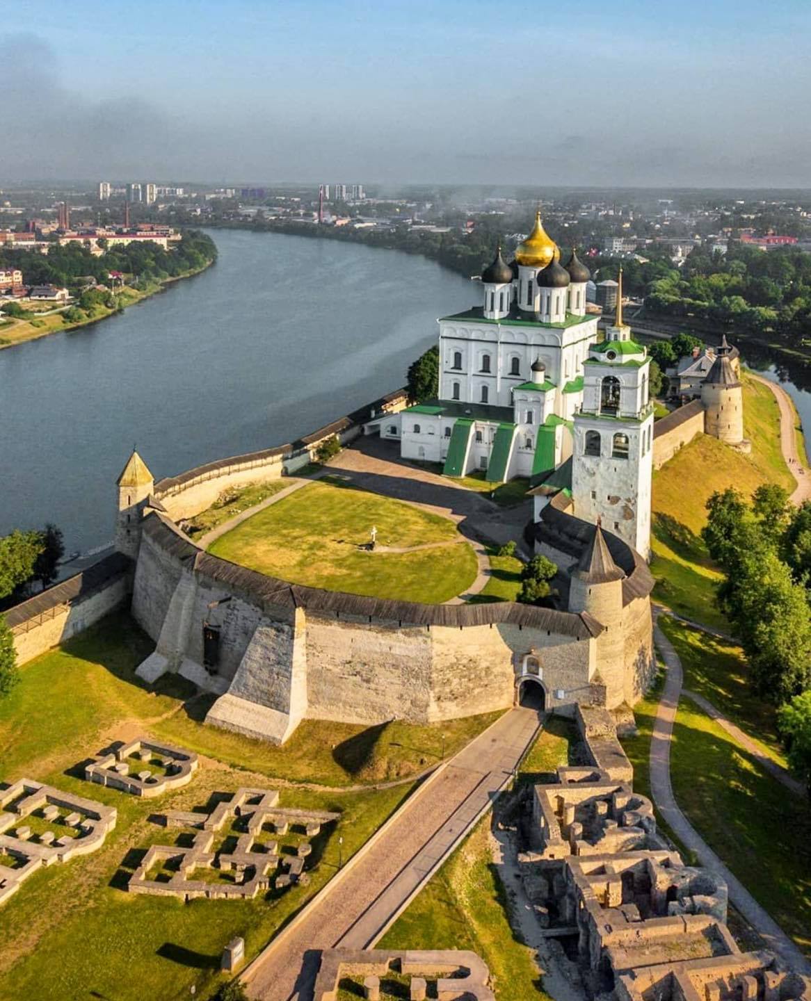 Русские города. Псков Кремль. Псковский кром Псков. Псковский кром Псков вид сверху. Псковская крепость (Псковский Кремль).