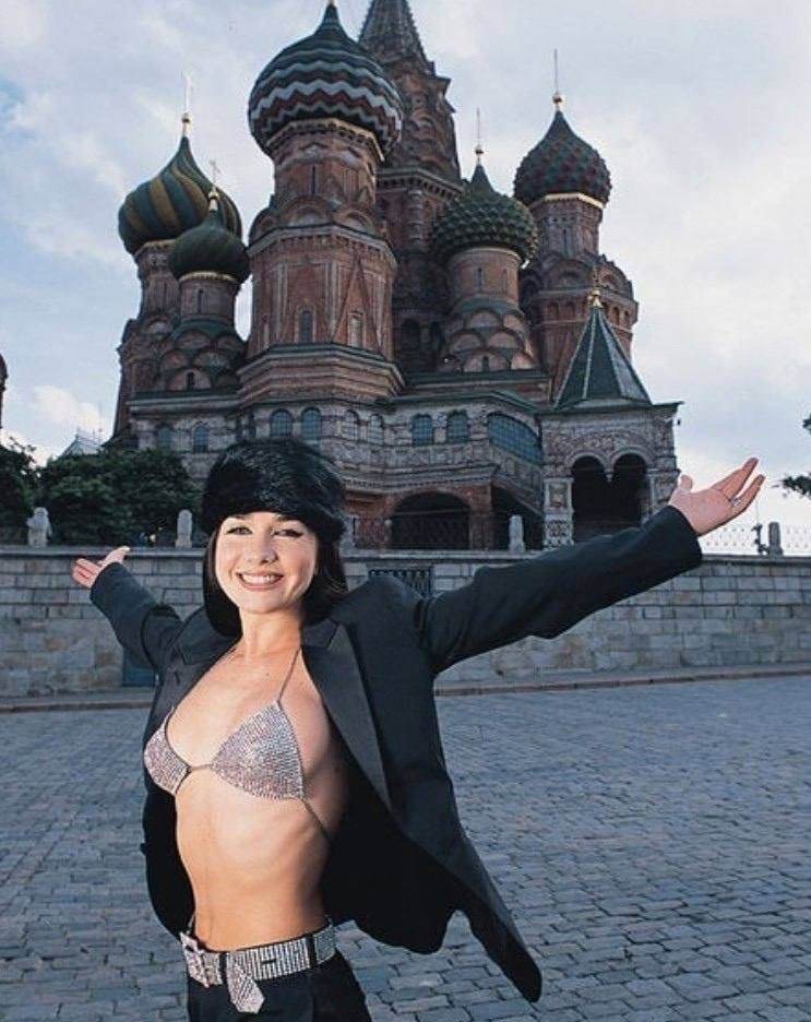 Punish or reward? - Natalia Oreiro, On the background, St. Basil's Cathedral