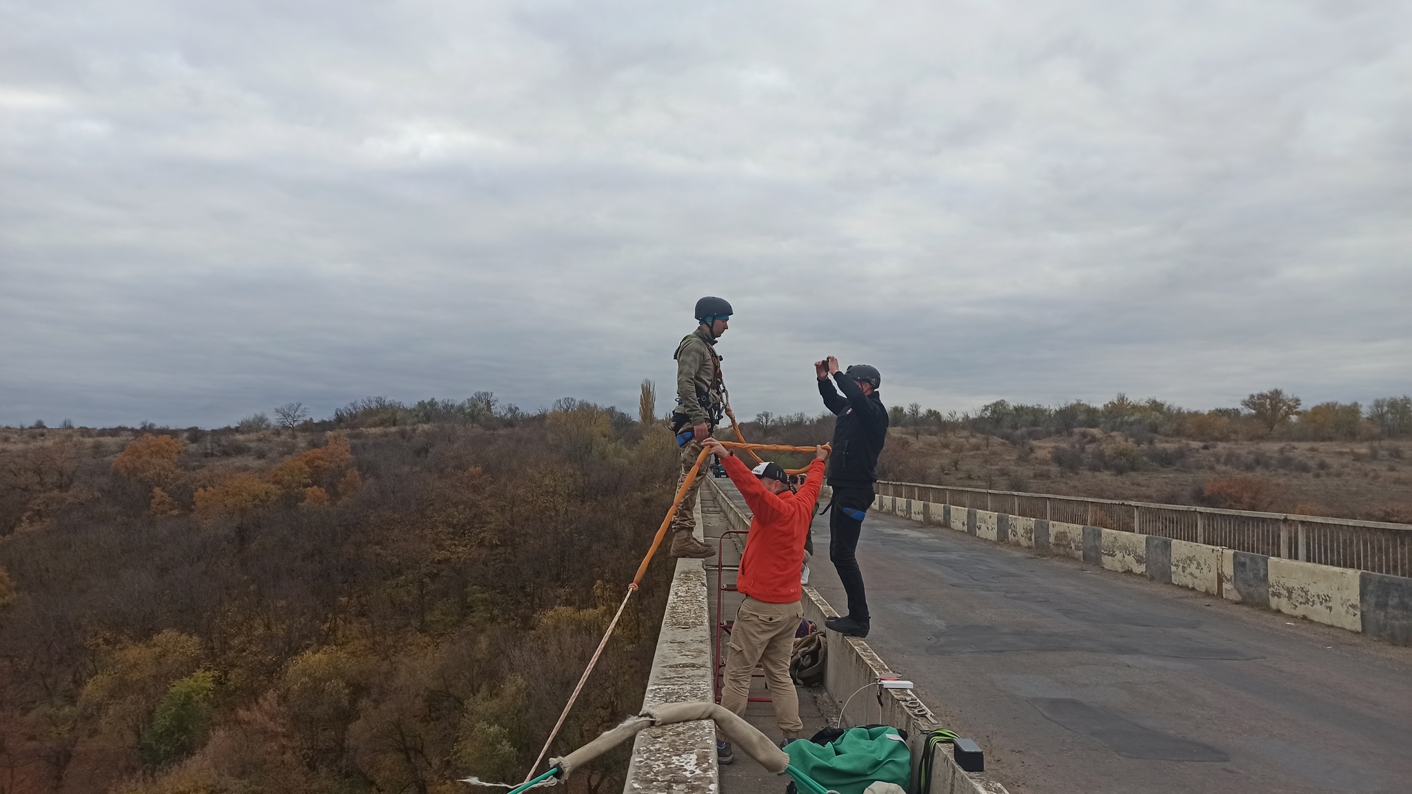 Насыщенные выходные выдались однако. Получилось совместить и отдых с  ночевкой на природе, и прыжки с моста, и фотосессию | Пикабу