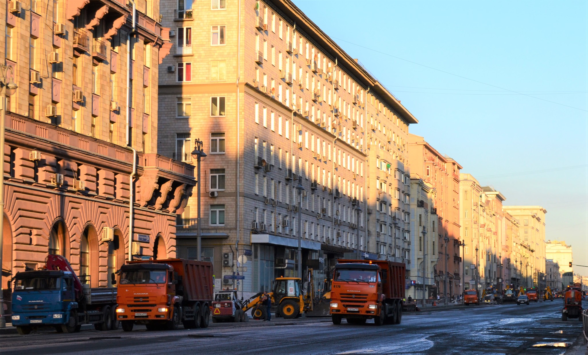 Relaying asphalt on Tverskaya - My, Moscow, Special equipment, Asphalt, Luxury, Tverskaya Street, Sunset, The photo, Capital, Russia, Longpost