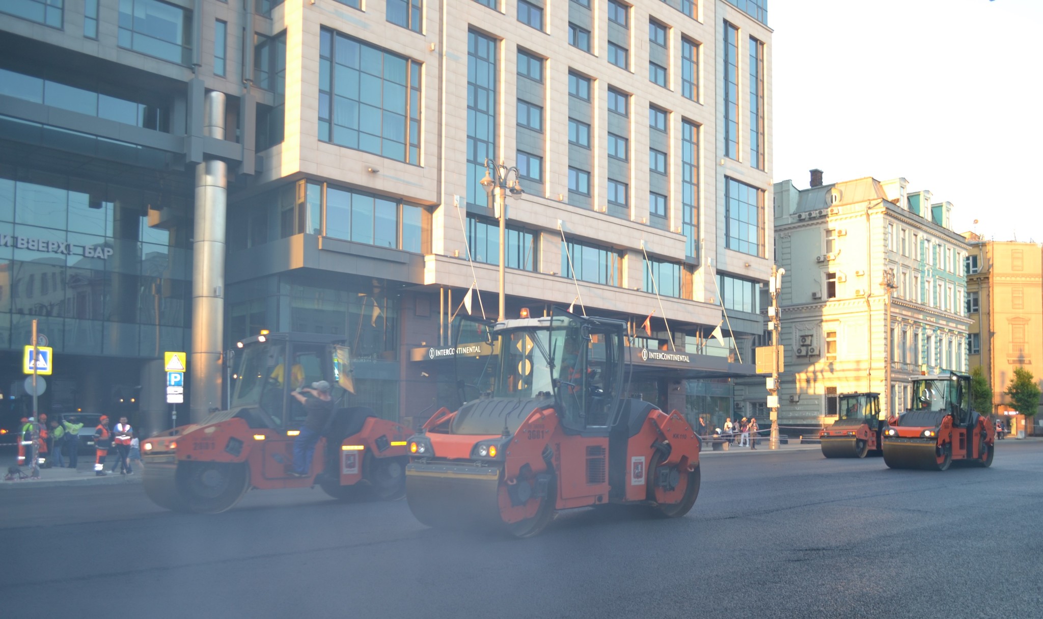 Relaying asphalt on Tverskaya - My, Moscow, Special equipment, Asphalt, Luxury, Tverskaya Street, Sunset, The photo, Capital, Russia, Longpost