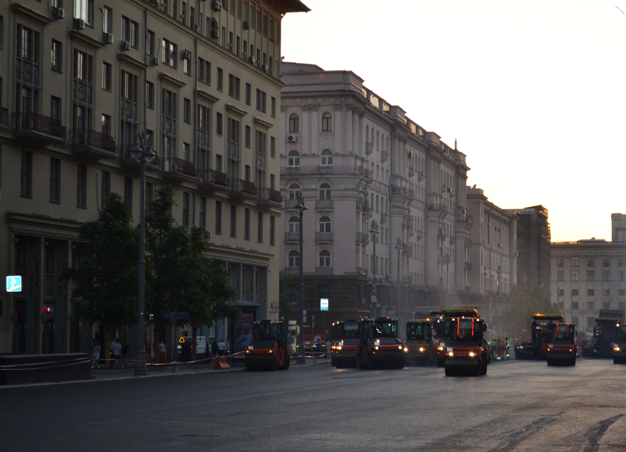 Relaying asphalt on Tverskaya - My, Moscow, Special equipment, Asphalt, Luxury, Tverskaya Street, Sunset, The photo, Capital, Russia, Longpost