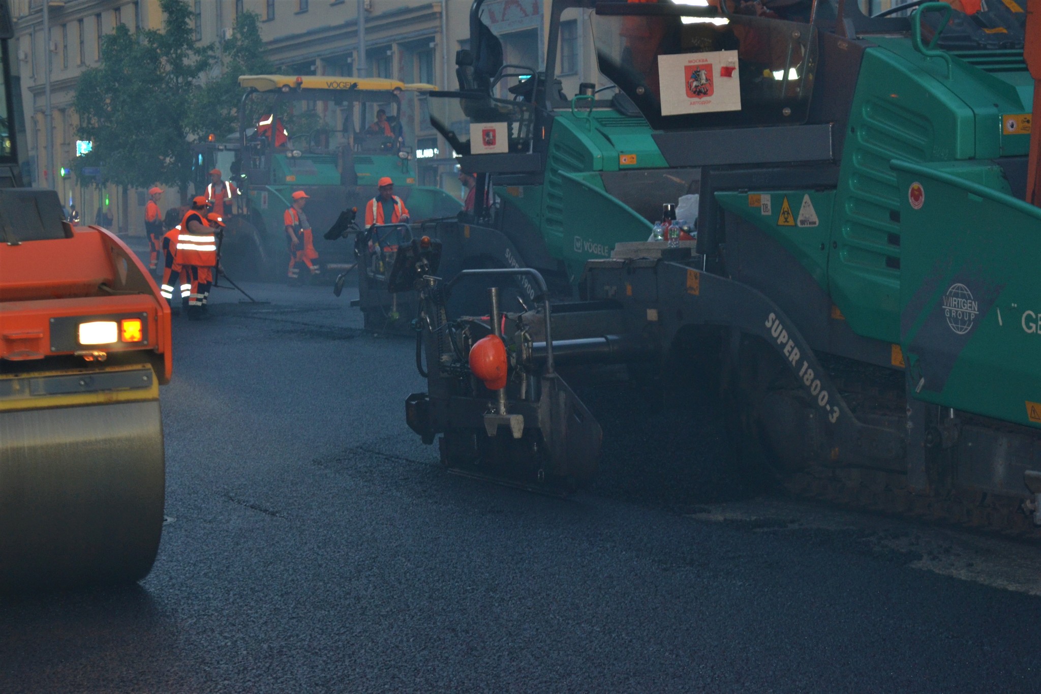 Relaying asphalt on Tverskaya - My, Moscow, Special equipment, Asphalt, Luxury, Tverskaya Street, Sunset, The photo, Capital, Russia, Longpost