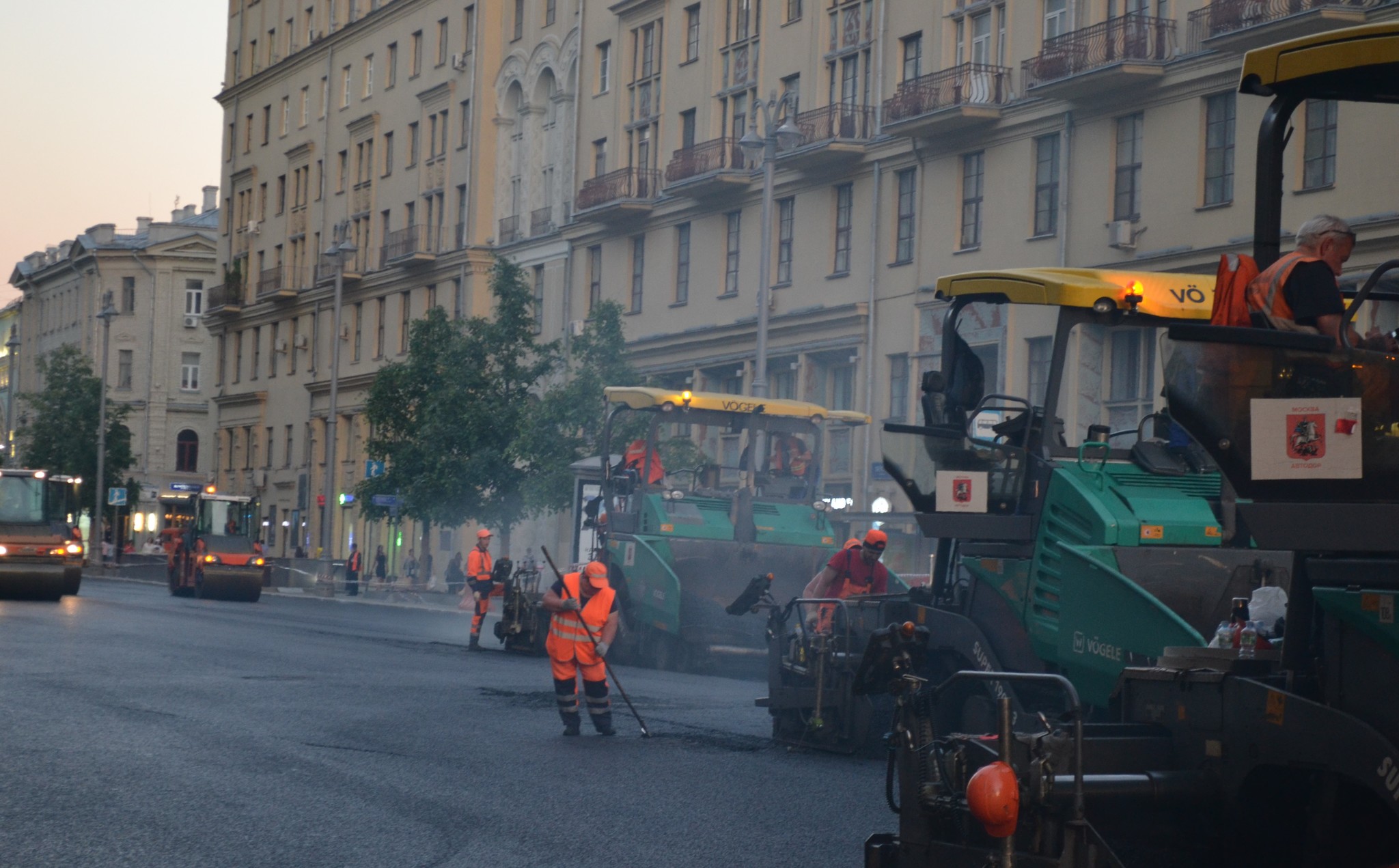 Relaying asphalt on Tverskaya - My, Moscow, Special equipment, Asphalt, Luxury, Tverskaya Street, Sunset, The photo, Capital, Russia, Longpost