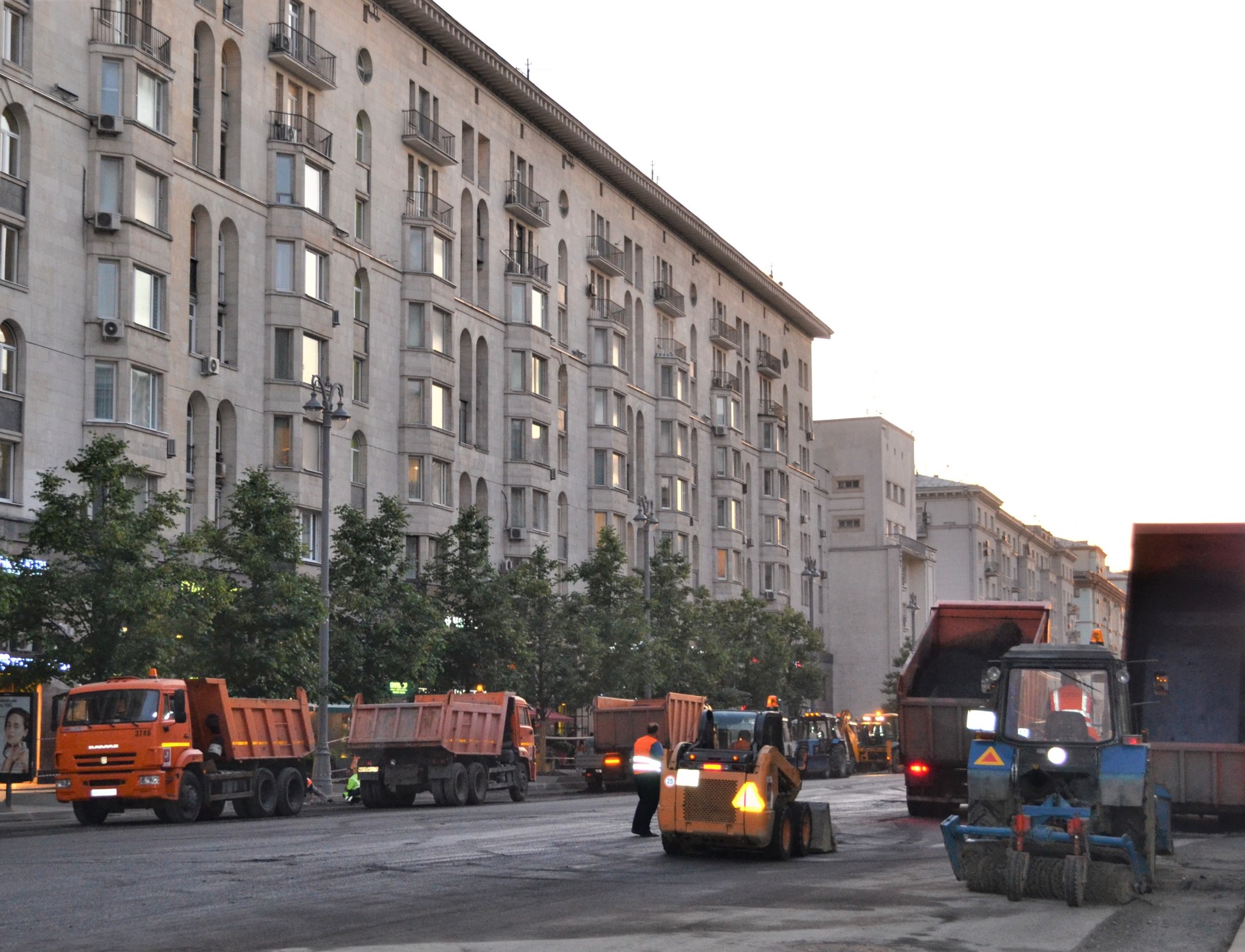 Relaying asphalt on Tverskaya - My, Moscow, Special equipment, Asphalt, Luxury, Tverskaya Street, Sunset, The photo, Capital, Russia, Longpost