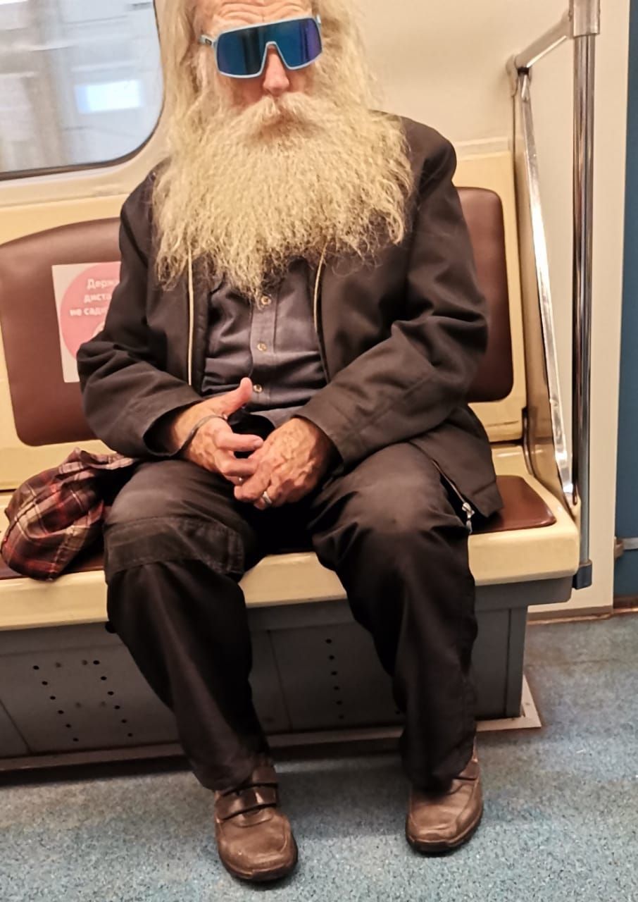 Stylish grandfather in the Moscow metro - My, Metro, Grandfather, Zz Top, Style