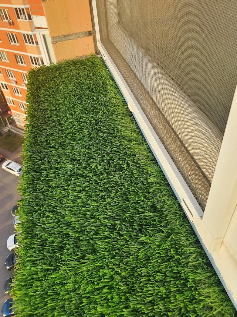 Стучит подоконник. Искусственный газон на подоконнике. Искусственная трава на подоконник. Искусственный газон на балконе. Искусственная трава на балконе.