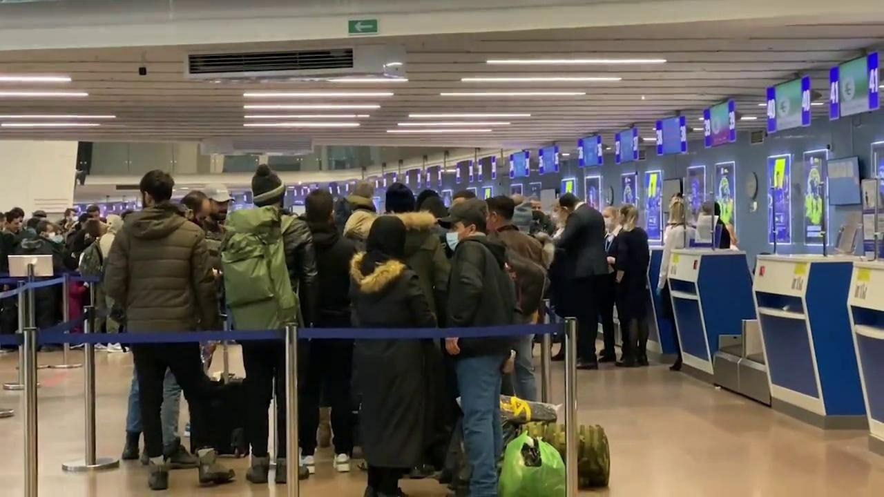 Today at the airport in Minsk. Hundreds of migrants who wanted to get to Germany through Poland and Lithuania are returning home to Kurdistan - Republic of Belarus, Migrants, Kurds