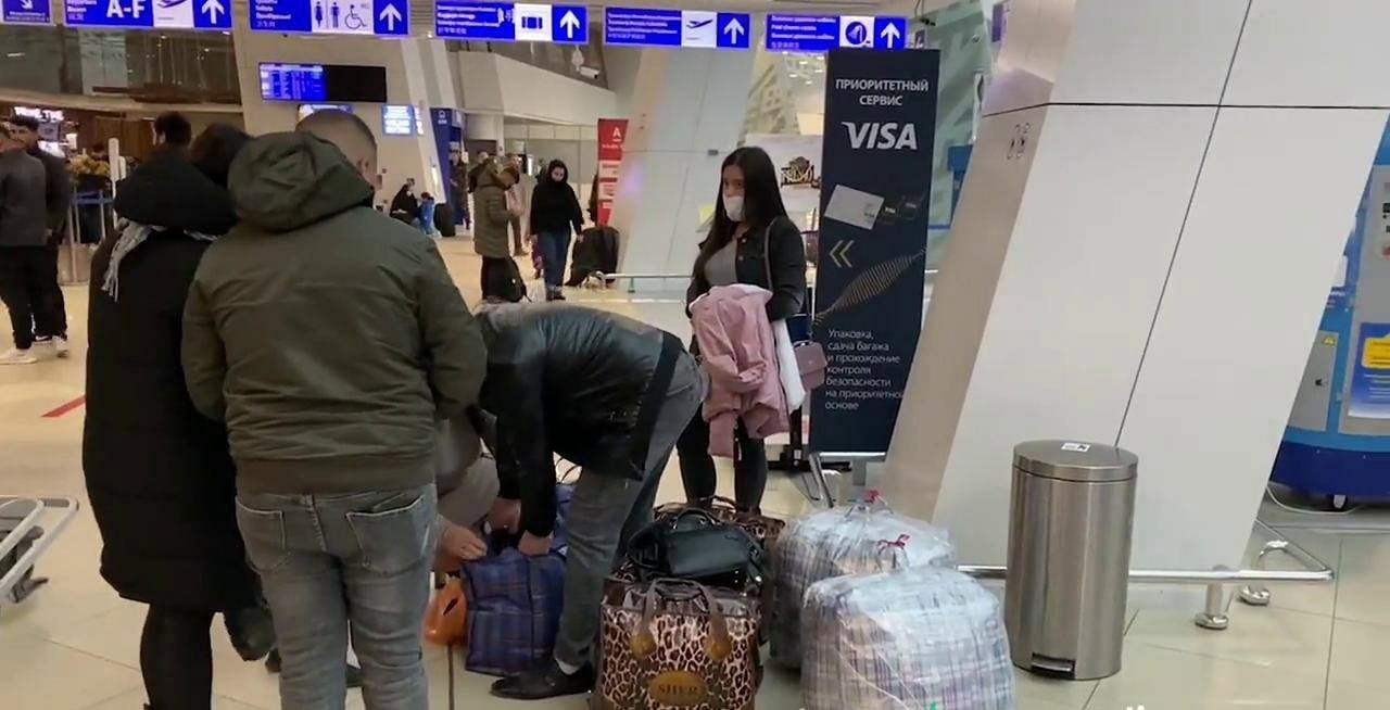 Today at the airport in Minsk. Hundreds of migrants who wanted to get to Germany through Poland and Lithuania are returning home to Kurdistan - Republic of Belarus, Migrants, Kurds