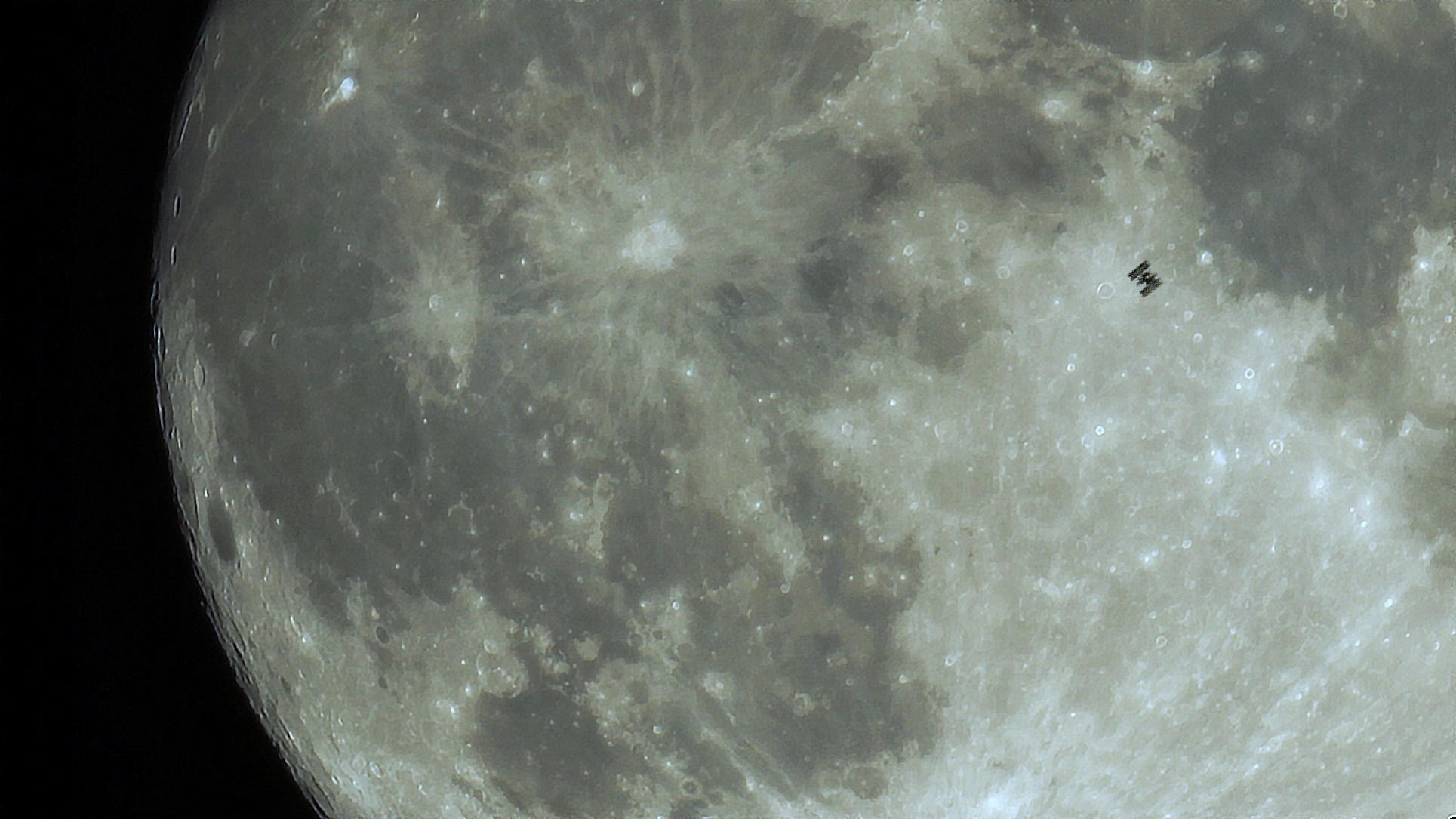 МКС на фоне Луны