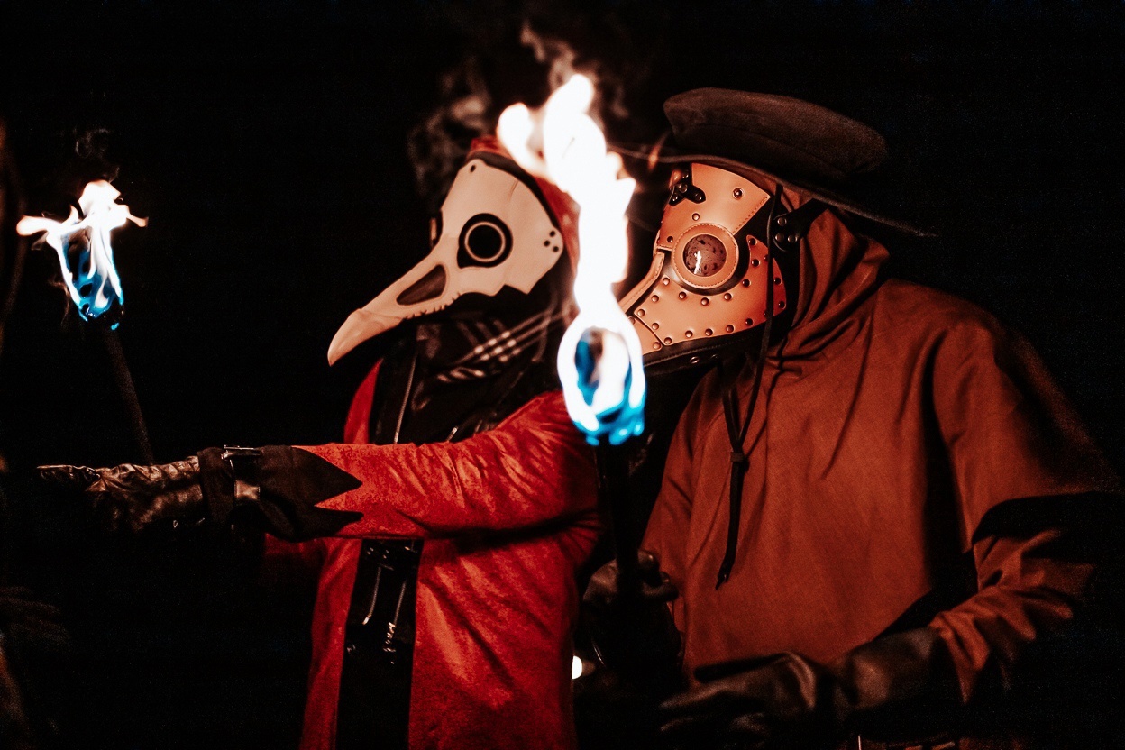 Plague doctors light up the night - The photo, Plague Doctor, Plague, Fire, Cosplay, Cosplayers, Pestilence, Mask, Plague Doctor Mask, Fire show, Torch, Photographer, PHOTOSESSION, Birds, The inquisition, Inquisitor