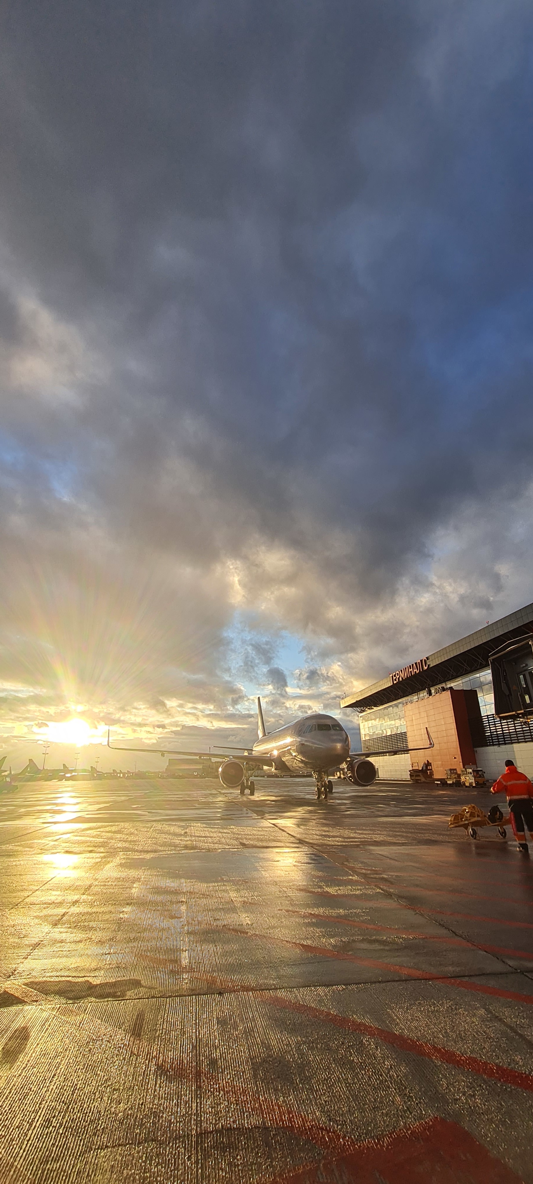 Авиация, малая и большая - Моё, Мобильная фотография, Фотография, Airbus, Boeing, Sukhoi Superjet 100, Авиация, Перрон, Самолет, Длиннопост