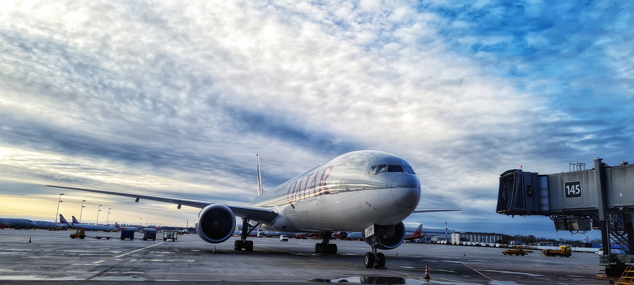 Авиация, малая и большая - Моё, Мобильная фотография, Фотография, Airbus, Boeing, Sukhoi Superjet 100, Авиация, Перрон, Самолет, Длиннопост