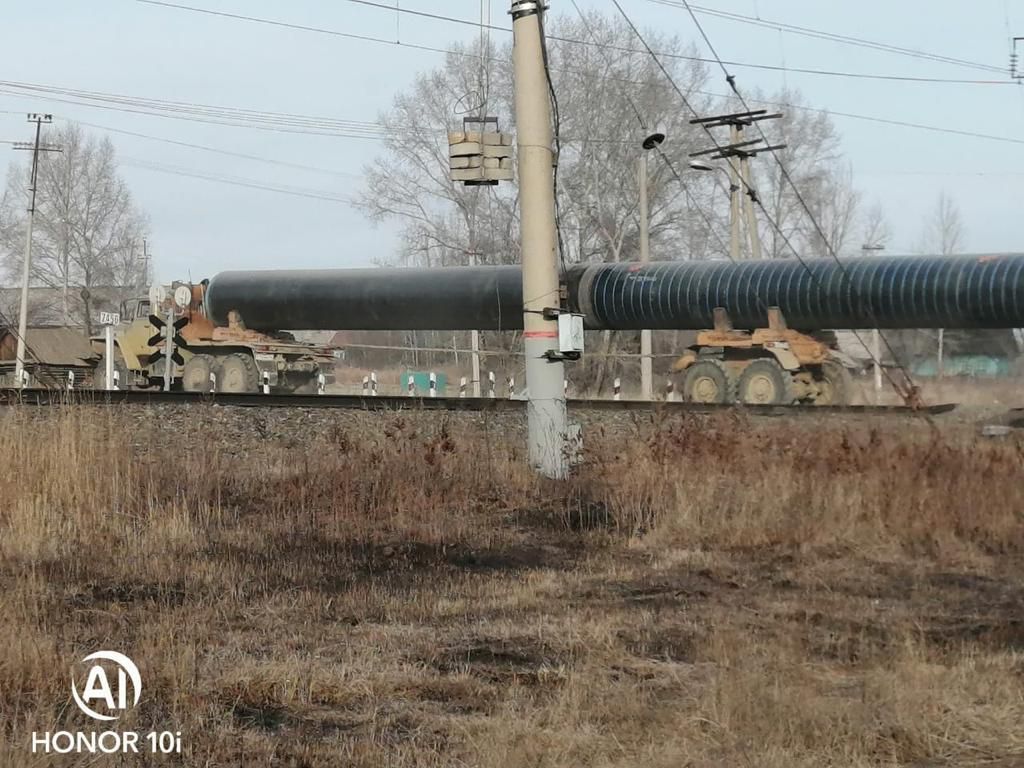 Столкновение поезда на переезде с трубовозом | Пикабу