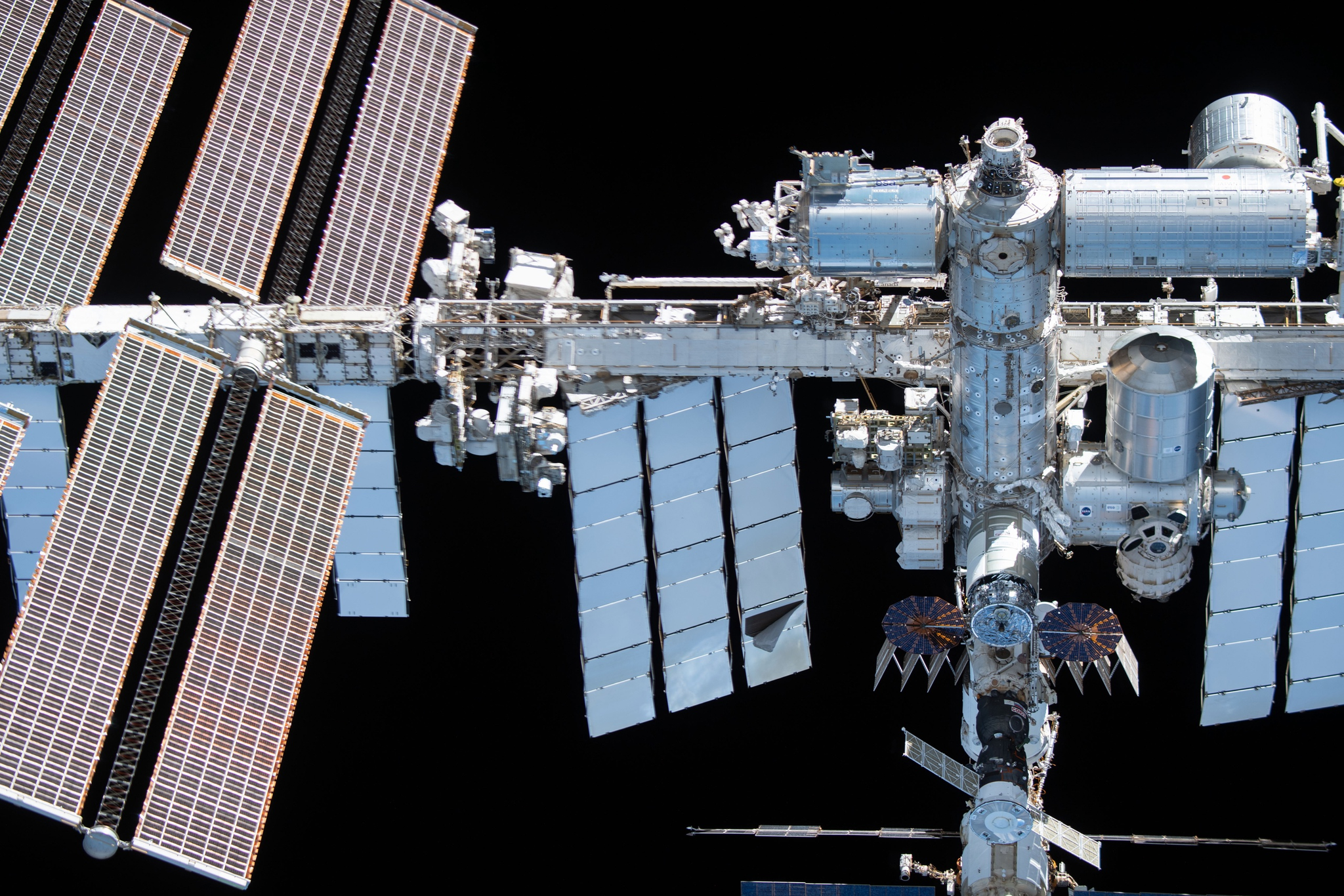 Photographs of the ISS taken by Tom Peske on November 8 during the Crew Dragon flyby of the station - Cosmonautics, ISS, Spacex, Longpost