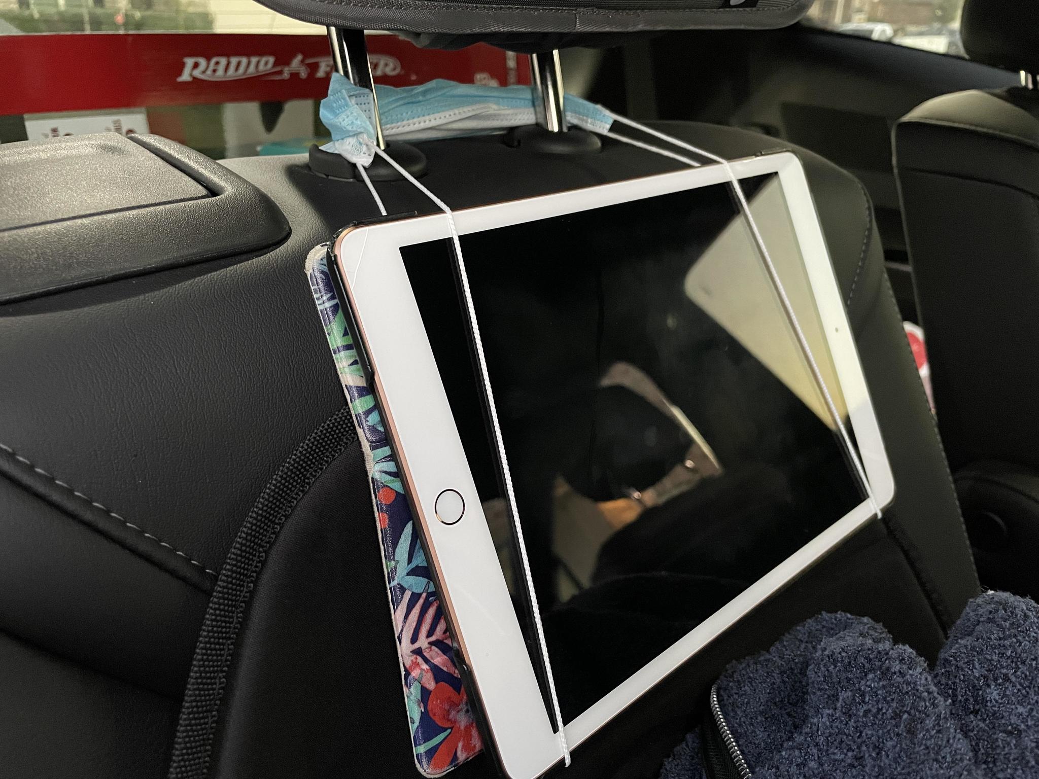 Как повесить телефон на сиденье в машине лайфхак