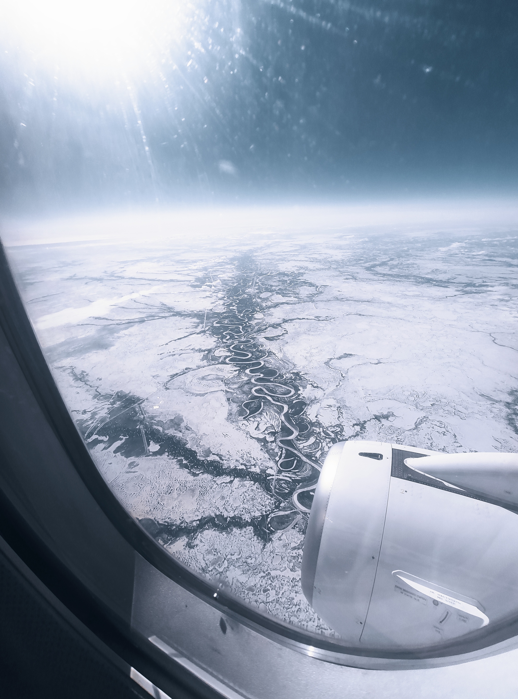 Вид из самолета тундра. Фото земли из космоса через иллюминатор. Фото самолет над тундрой.