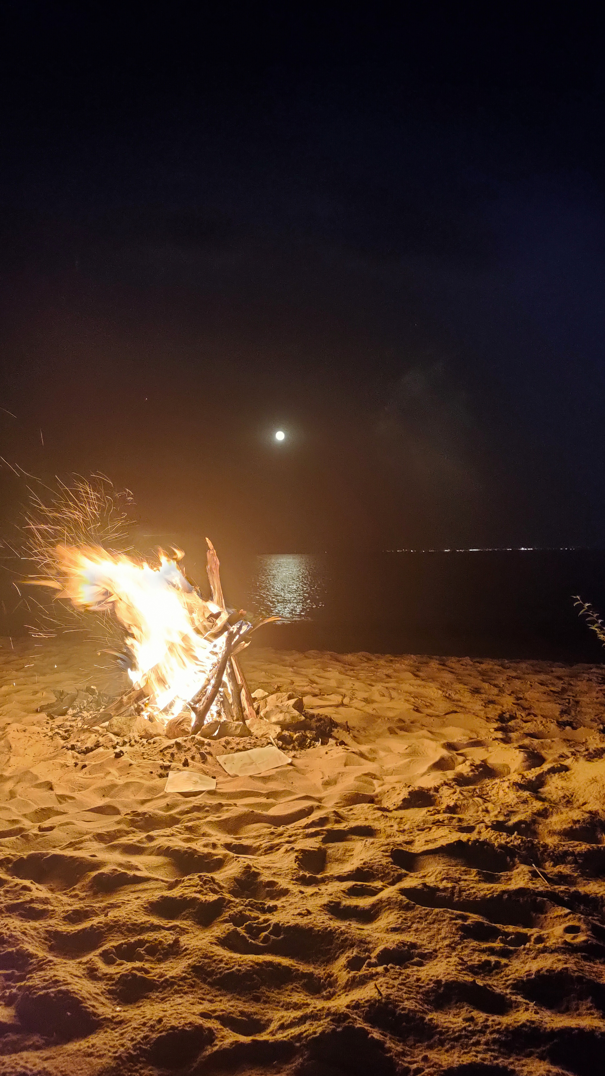 Minimal creativity - My, moon, Photo on sneaker, Bonfire, Beach, Water, Longpost