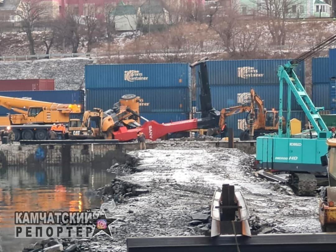 Crane tired - Hoisting crane, Port, Petropavlovsk-Kamchatsky, Crash