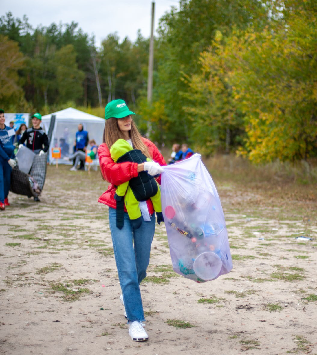 The girl came to the Clean Games with a baby and collected garbage on an equal basis with everyone else! - Cleaning, Garbage, Competitions, Mum