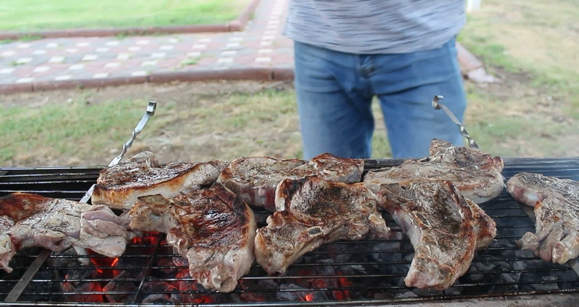 Cooking steaks. A simple, affordable recipe for everyone - My, Steak, Kitchen, Recipe, Pork, Meat, Brazier, Grill, Video, Longpost