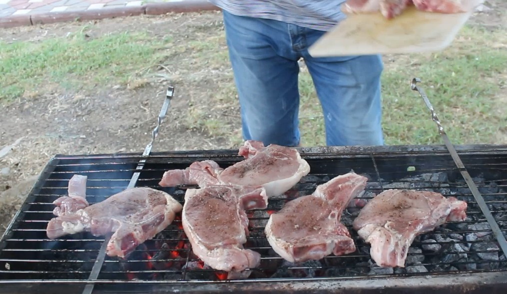 Cooking steaks. A simple, affordable recipe for everyone - My, Steak, Kitchen, Recipe, Pork, Meat, Brazier, Grill, Video, Longpost