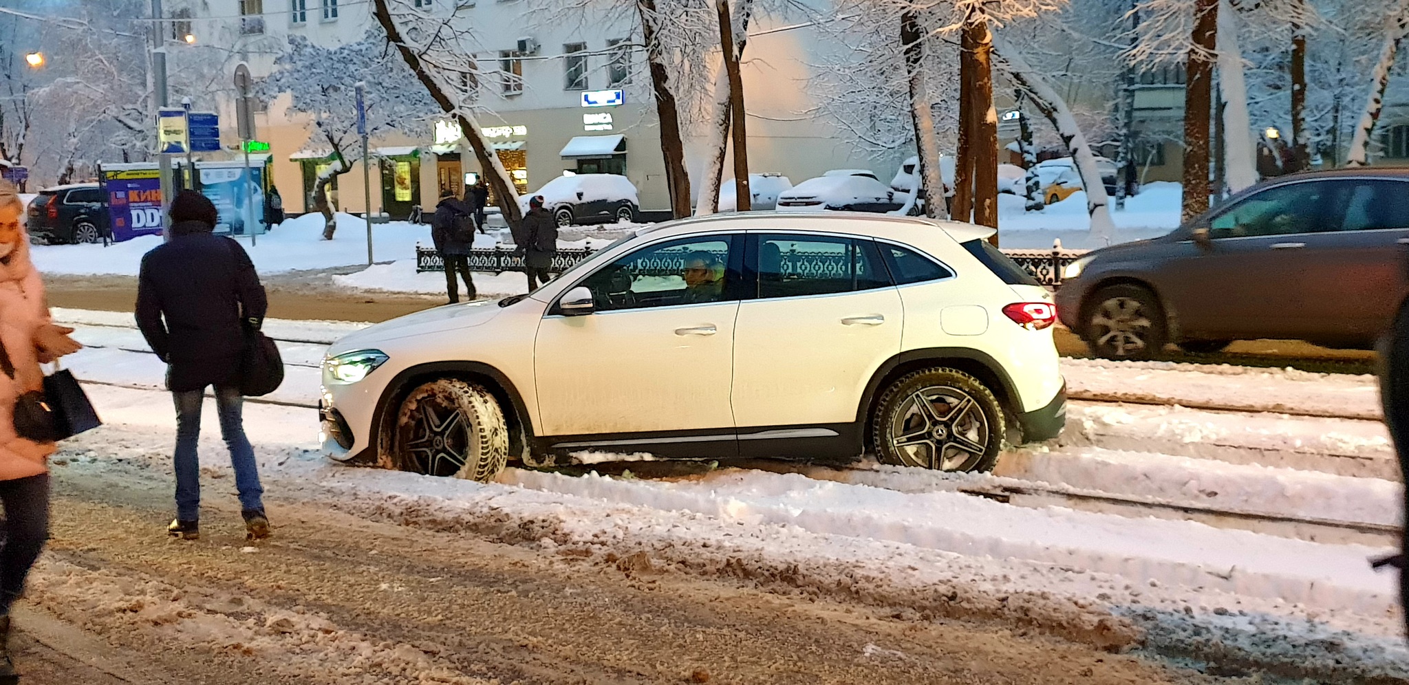 A little bit of social chemistry - My, Public transport, Snow, Winter, Moscow, Road, Tram, Traffic jams, Longpost