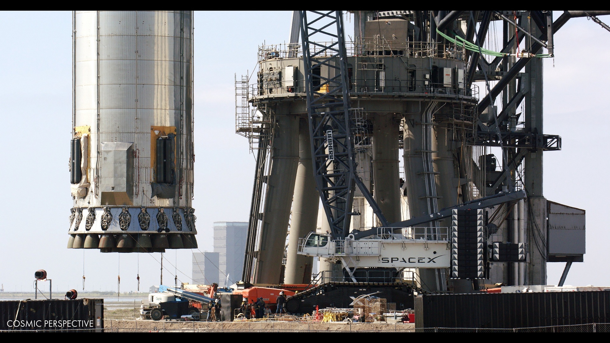 A few photos about how the Super Heavy B4 was installed on the launch pad for orbital launches for the second time - Spacex, Starship, Super Heavy, Video, Longpost