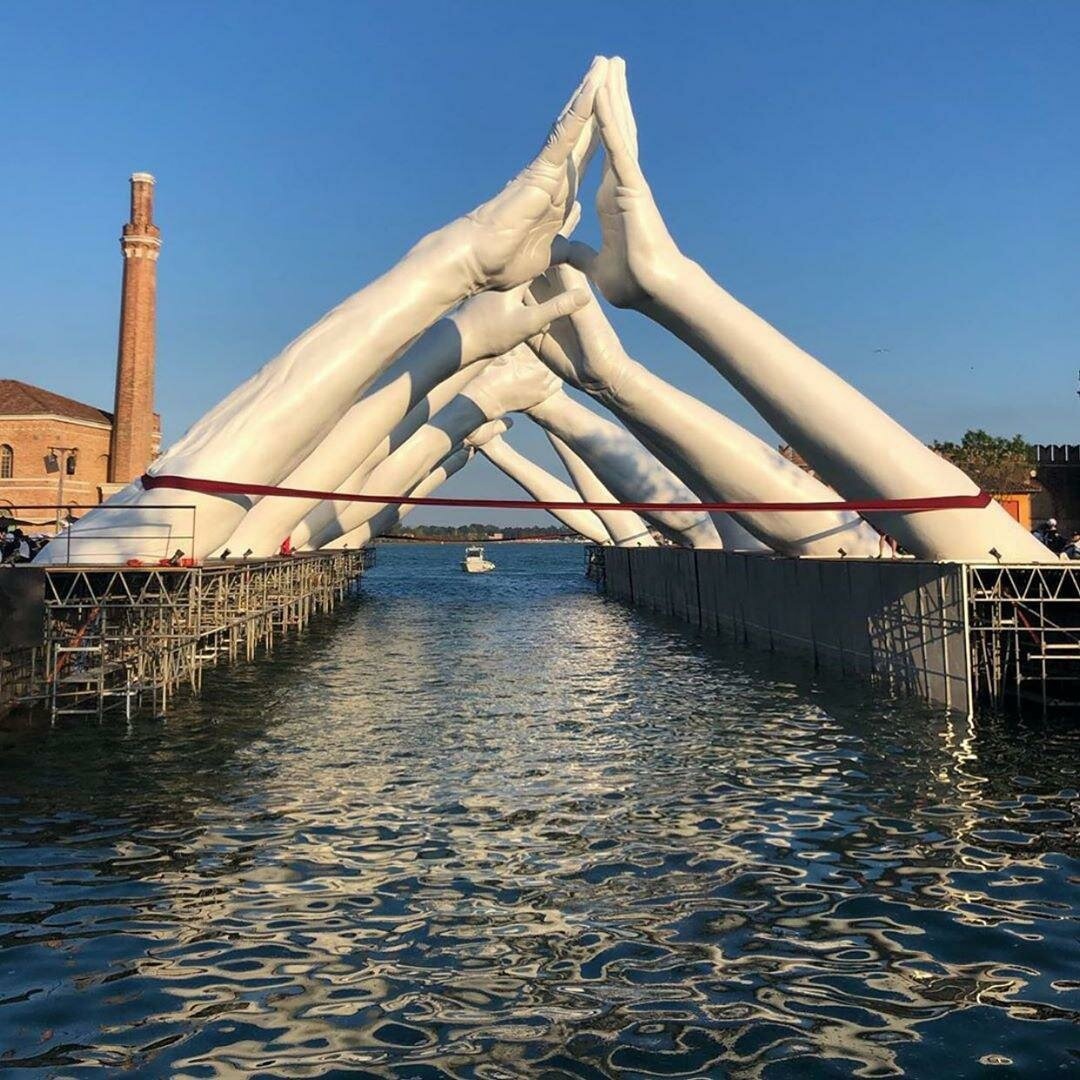 Let's hold hands - Sculpture, Installation, Hand, Italy, Bridge, River, The photo, Longpost