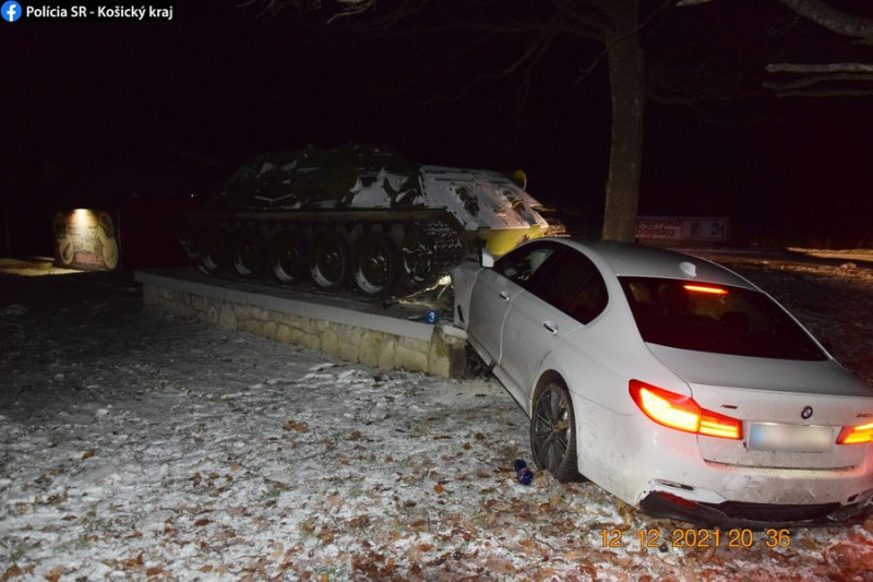 СУ-100 вспомнила боевую молодость и подбила немца в Словакии! - Су-100, Новости, Словакия, Самоходка, ДТП, Памятник, BMW, Владелец БМВ, Идиотизм, Длиннопост