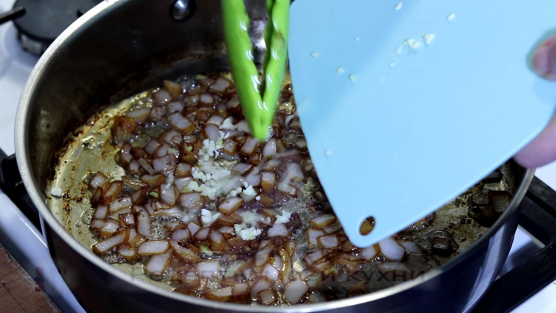 Meat in a creamy sauce with green peas - My, Cooking, Food, Recipe, Preparation, Video recipe, Yummy, Meat, Braise, Video, Longpost