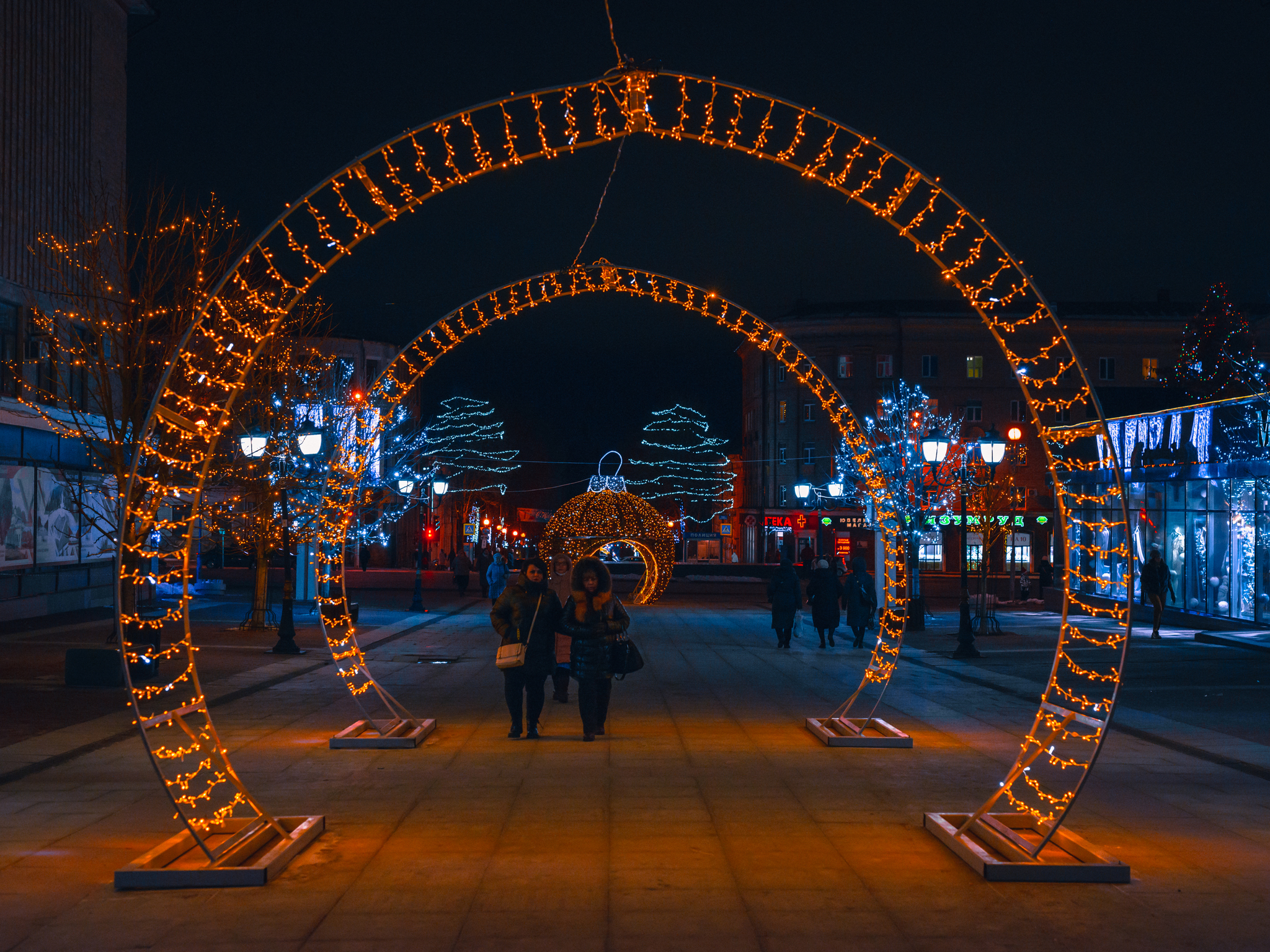 A bit of street photography of New Year's Eve Bryansk - My, Bryansk, The photo, The street, Street photography, Street art, New Year, City lights, Night city, City's legends, Town, Longpost