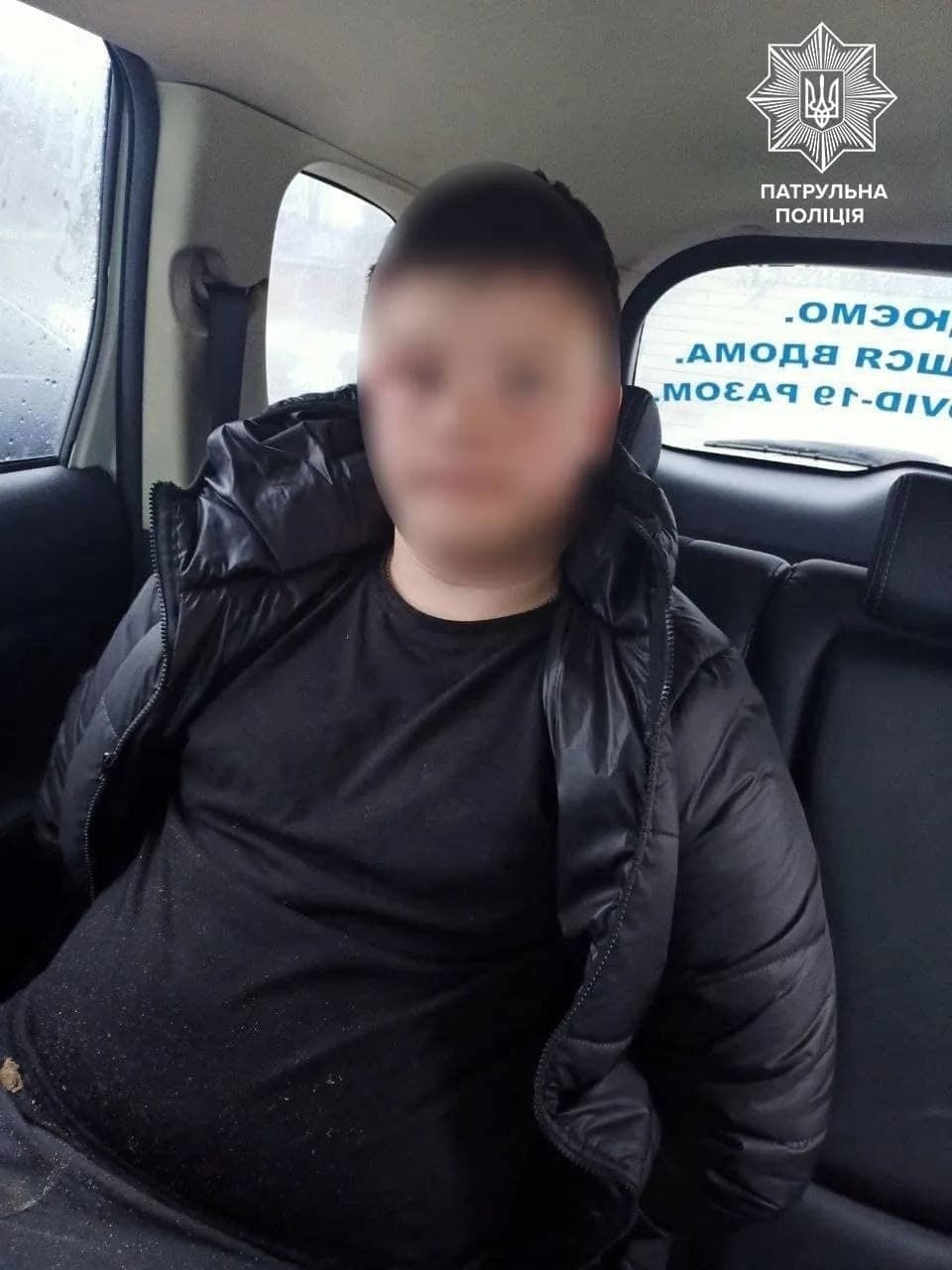 В Луцке 16-летний обрыган угнал тачку, устроил погоню с копами и пролетел  на красный свет, сбив й толпу, переходящую дорогу.