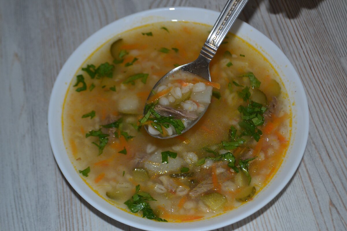 Рассольник с перловкой и солеными огурцами рецепт. Суп рассольник с перловкой. Ленинградский рассольник с перловкой. Рассольник с перловой крупой. Рассольник с говядиной и перловкой.