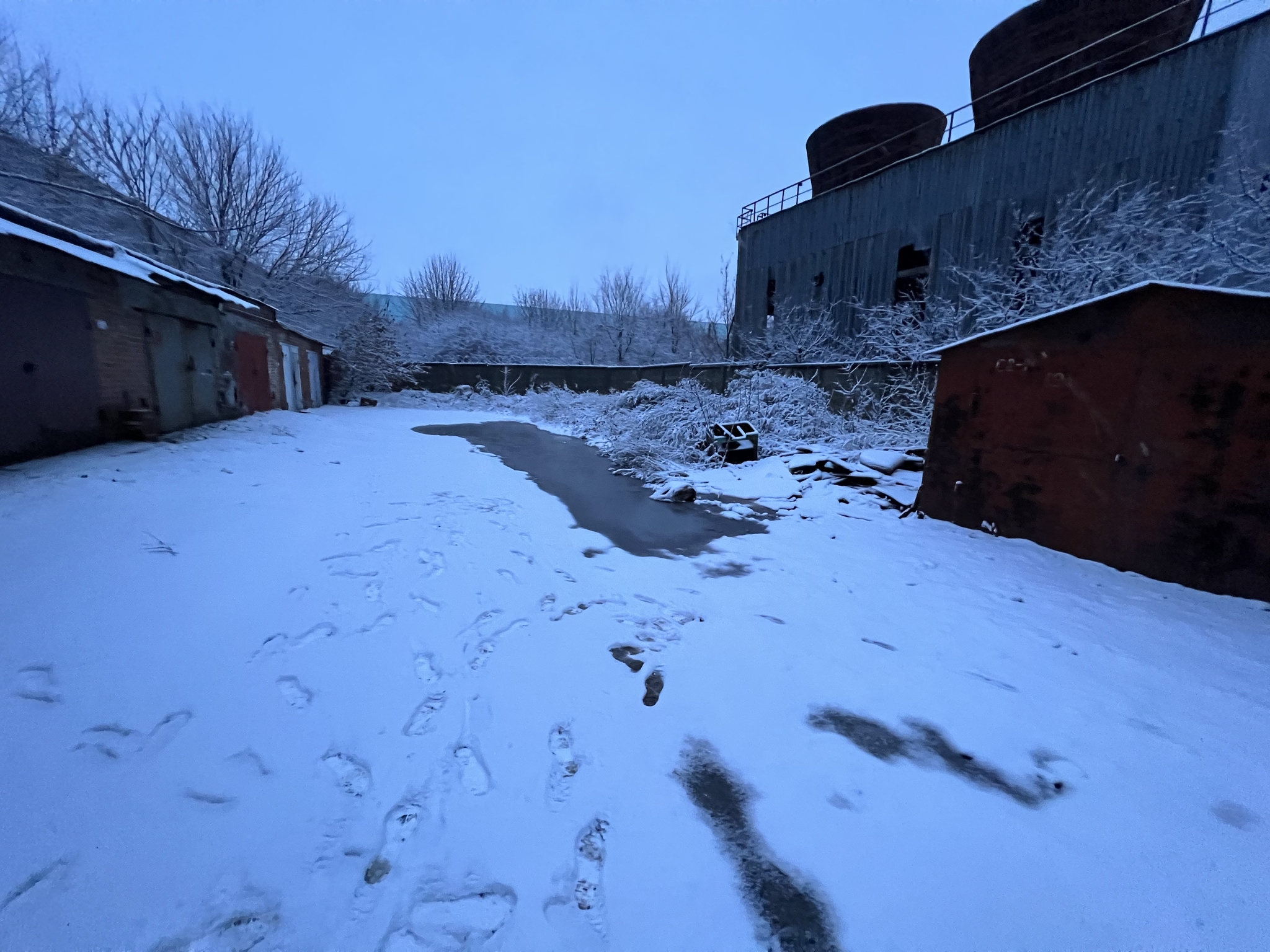 What angle to look at - My, Taganrog, Russia, Garage, The photo, beauty, Winter, Snowfall, Puddle, Mountain river