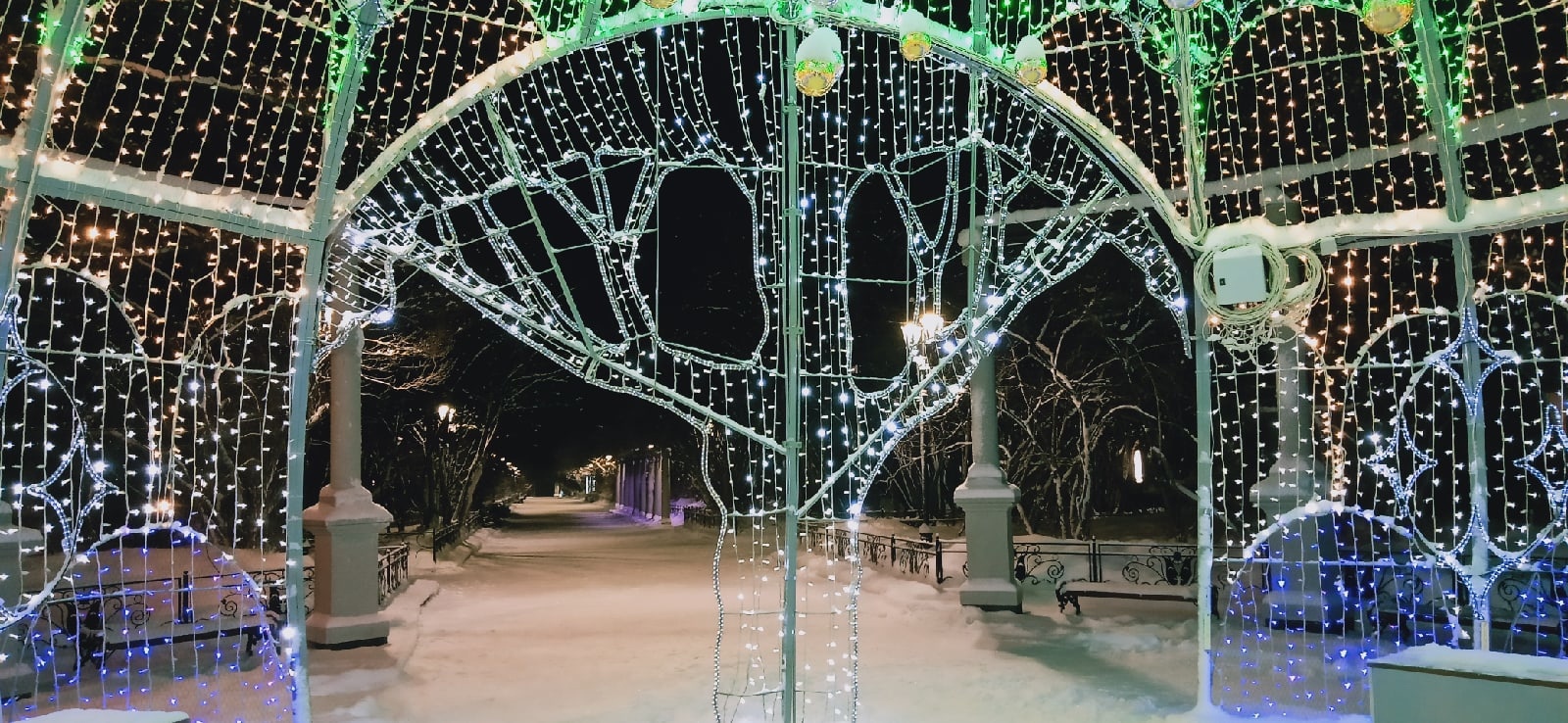 New Year's Murmansk - 2022.Part 2 - My, North, Christmas trees, New Year, Christmas tree, Holidays, Presents, Christmas, Decor, Story, Decoration, Garland, Art, Mood, Lights, Murmansk, sights, Fair, Sculpture, Ice, Snow, Longpost