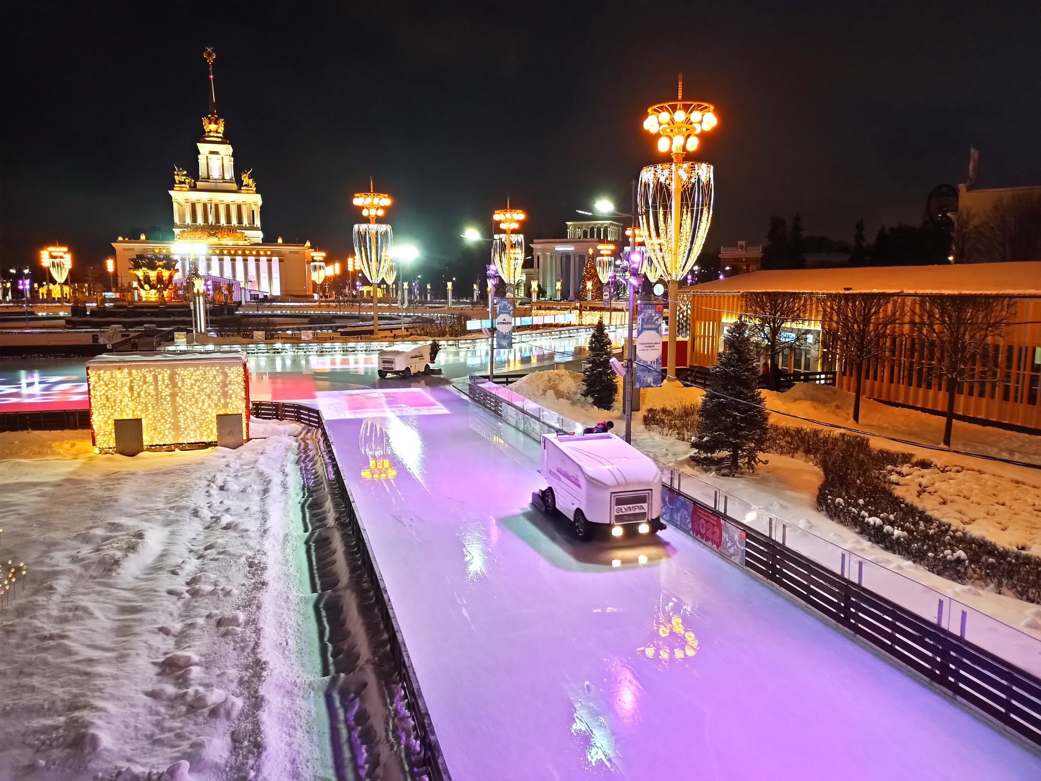 Каток вднх. ВДНХ каток вечером. Каток ВДНХ вид сверху. Каток на ВДНХ Казань. Каток ВДНХ фото.