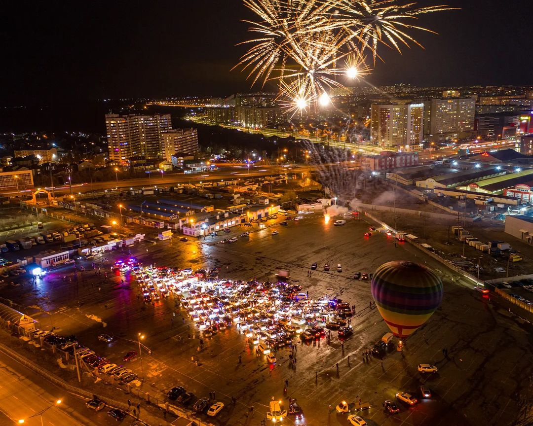 Reply to the post Krasnoyarsk drivers lined up in a giant New Year tree - everything about everything took 465 cars ... - New Year, 2022, Krasnoyarsk, Motorists, Auto, Christmas trees, View from above, Firework, Reply to post