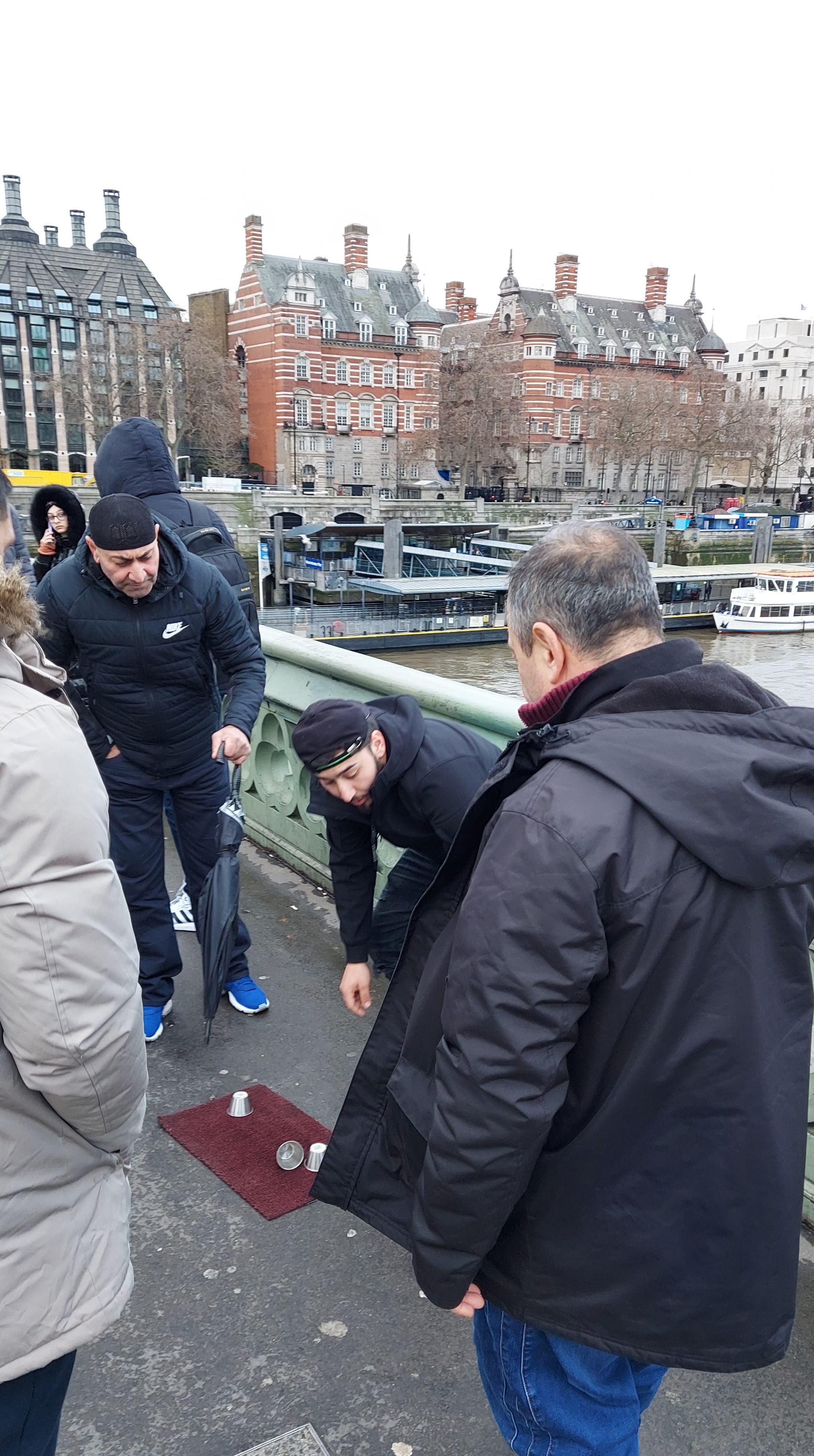 Romanian thimbles on the Thames - My, sights, Bridge, London, Great Britain, Fraud, , Video, Longpost, Negative, Thimbles