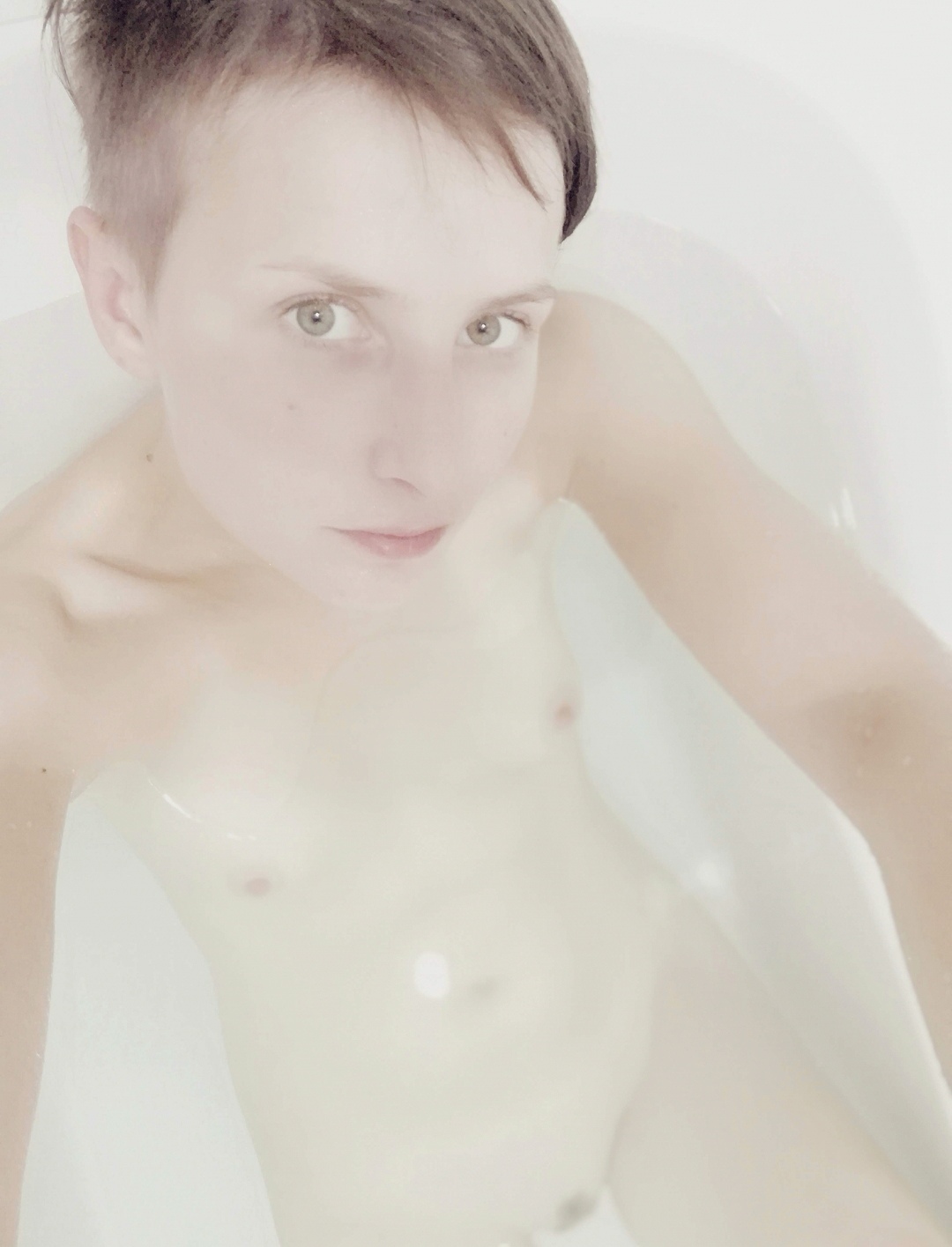 Here's a face. Androgyne) - NSFW, My, Homemade, Bathroom