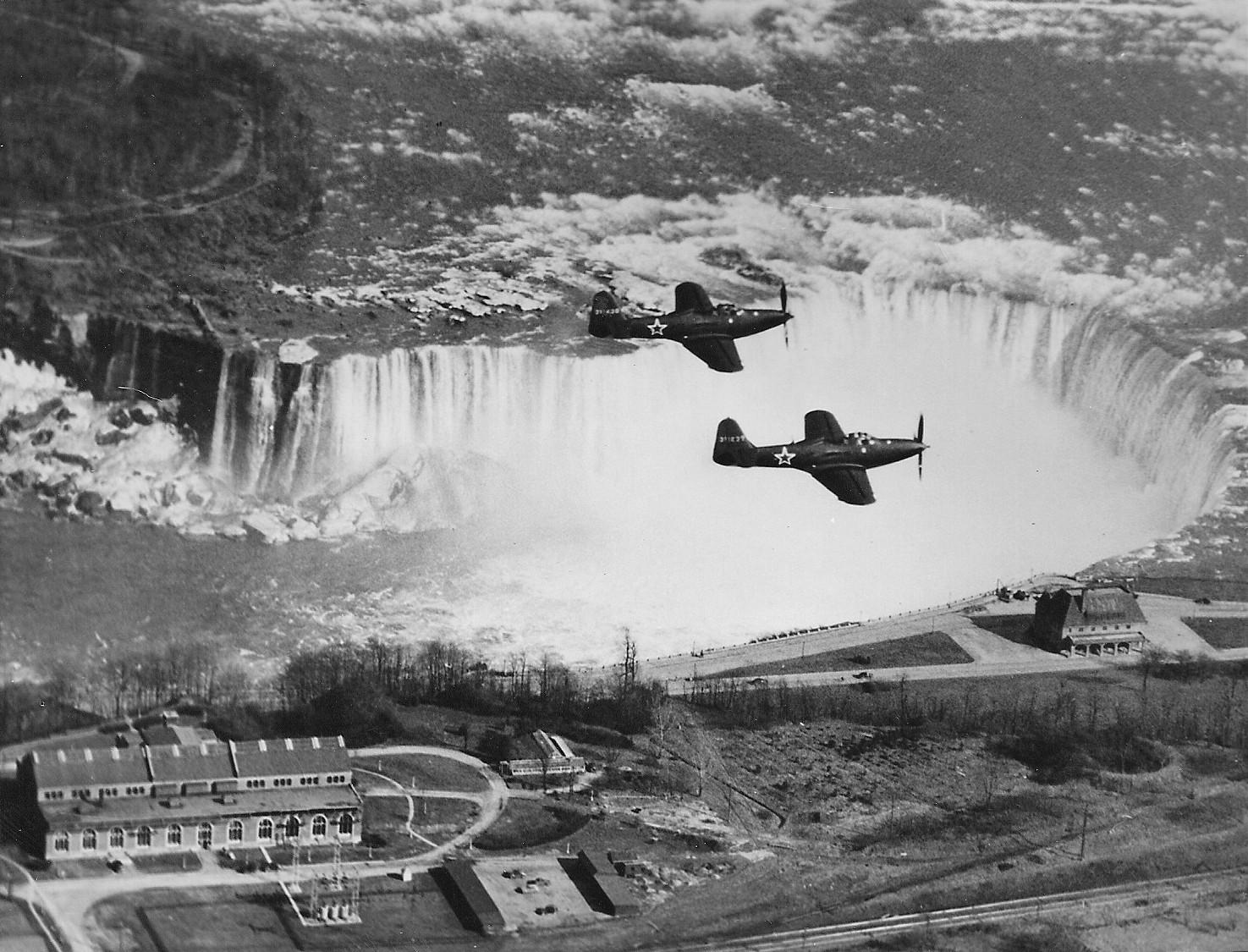 Советские Bell P-63 Kingcobra над Ниагарским водопадом - Авиация, Фотография, Самолет, Ниагарский водопад, Ленд-Лиз, Историческое фото, Вторая мировая война, США