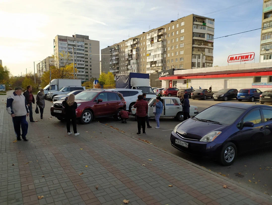 Бабушка 80 лет на 2106 собрала две иномарки - Моё, Негатив, Автомобилисты, Машина, Водитель, ДПС, Обочечники, ДТП, ГИБДД, Нарушение ПДД, Парковка