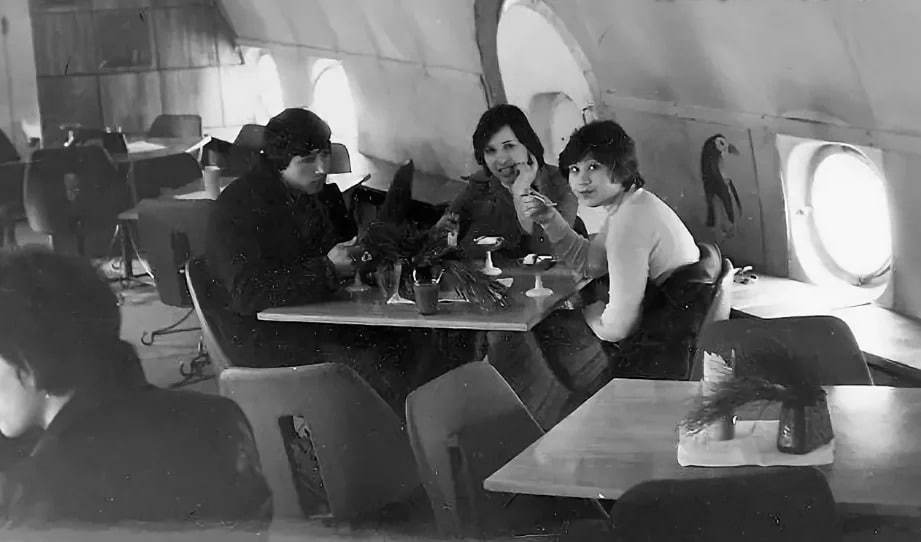 Cafe-airplane in Evpatoria.USSR1987 - Evpatoria, Cafe, Airplane, the USSR, How it was, Old photo, Crimea, Back to USSR, Nostalgia, Interesting places, Relaxation, People, Ice cream, Ball, Travel across Russia, Sanatorium, A restaurant, Popular, Longpost, IL-18